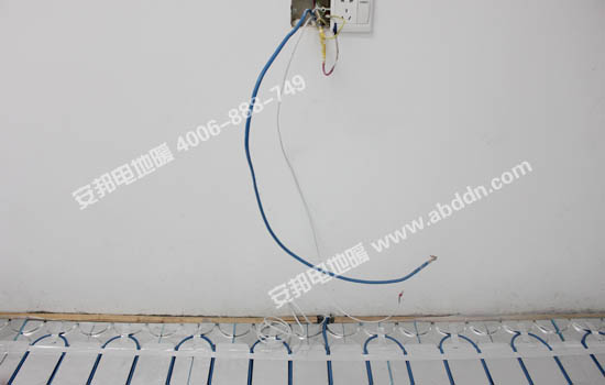 將監(jiān)控探頭和發(fā)熱電纜冷端穿進預留的PPC管材里