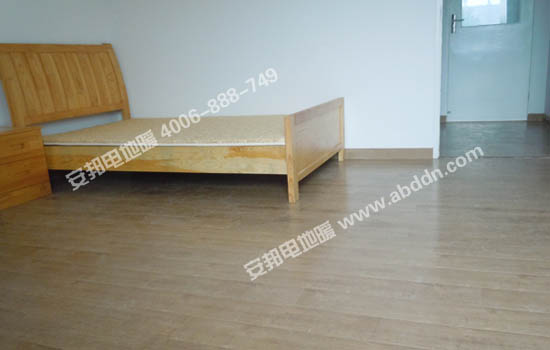 復合木地板鋪設完畢，交付使用